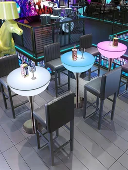 Креативное сочетание светящегося барного стола и стула, разбросанный столик для отдыха на свежем воздухе, высокий барный столик, круглый журнальный столик, барная стойка.