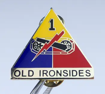 . Эмблема 1-й бронетанковой дивизии США, старая булавка Ironsides